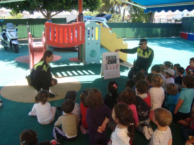 La Policía Local visitó la Escuela de Preescolar de San Javier