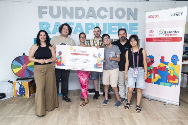 El proyecto 'VoiceMe', de la Fundación RafaPuede, en San Javier, recibe el cheque de 5.000 euros del premio 'X Talento Challenge' de Fundación ONCE