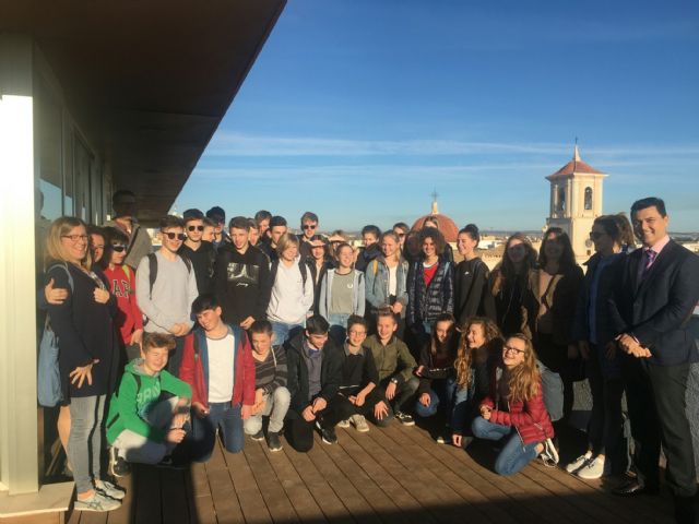 El Alcalde recibe a estudiantes alemanes que participan en un intercambio con alumnos del colegio 'Sagrado Corazón'