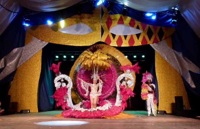 La comparsa 'Río' consigue su cuarto título consecutivo de Reina del Carnaval de Santiago de la Ribera con la Musa Elena Rodríguez