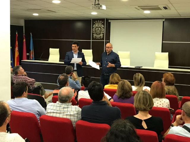 El alcalde reúne a comerciantes y hosteleros de Santiago de la Ribera para tratar los próximos eventos multitudinarios previstos en la localidad