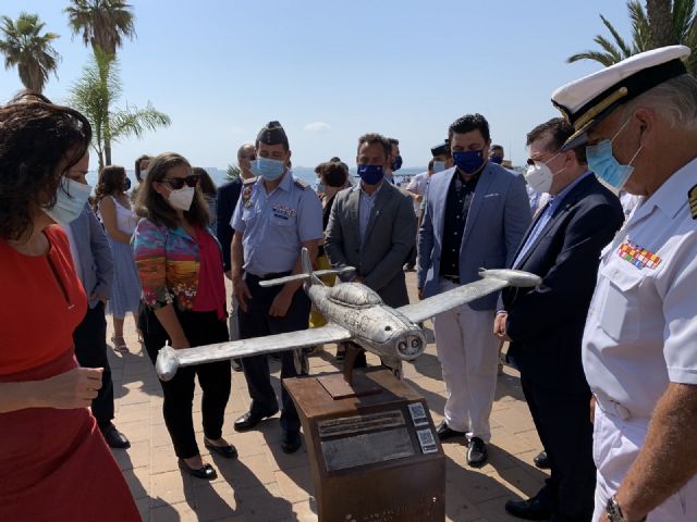 El paseo Colón de Santiago de la Ribera estrena Museo Aeronáutico Tiflológico