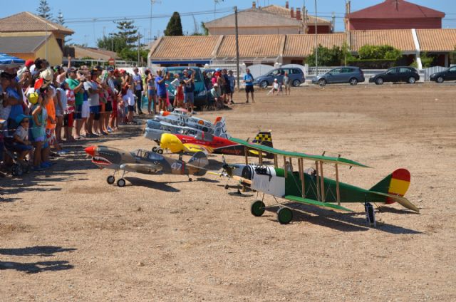 La Patrulla de Aeromodelismo de Exhibición del Ejército del Aire sorprende con el vuelo de reproducciones exactas de la historia de la aviación