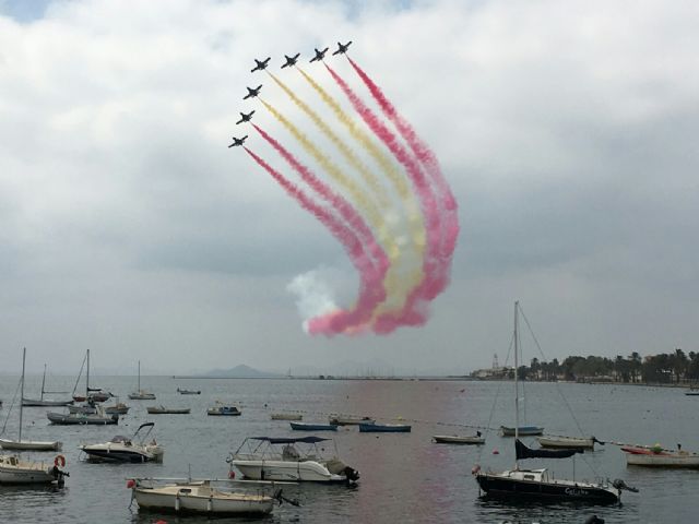 La Patrulla Águila y el VII Día del Caldero protagonizan el día del Patrón, que esta tarde recorrerá las calles de Santiago de la Ribera en procesión