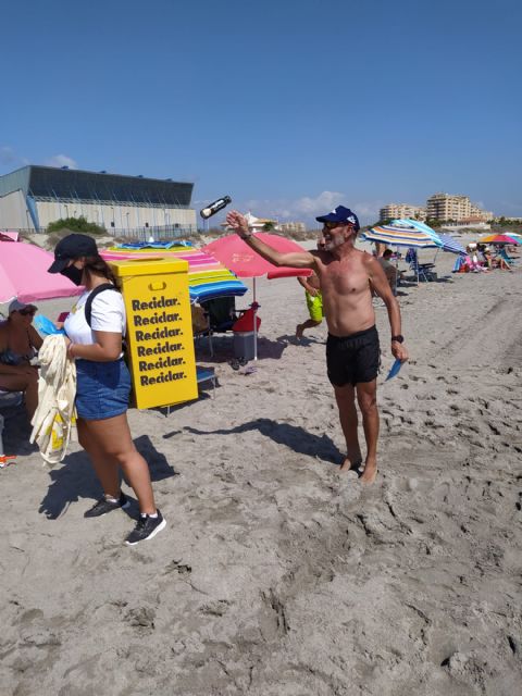 La campaña 'Piensa con los pulmones' llega a playas y mercados de San Javier