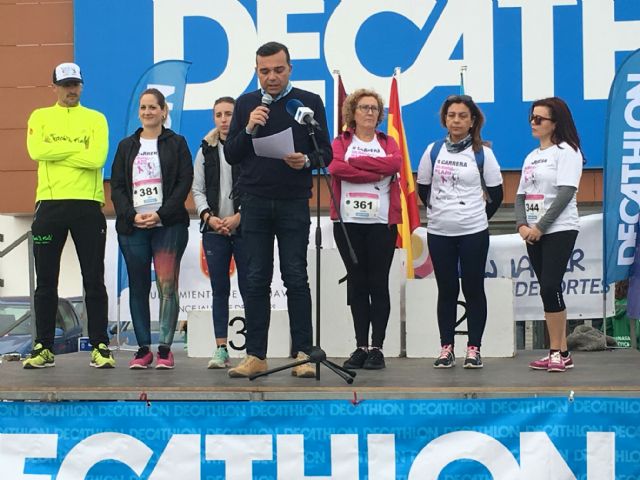 La Carrera benéfica del Lazo, que destina su recaudación a programas municipales de prevención de violencia de género entre los jóvenes, acogió hoy la lectura del manifiesto del 25N