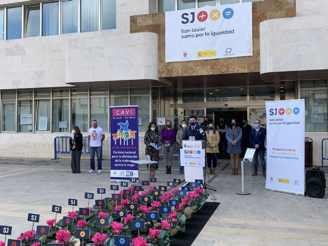 Lectura de manifiesto y recuerdo a las víctimas en el Día para la Eliminación de la Violencia contra la Mujer, en San Javier