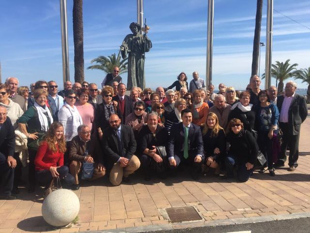 Alcalde recibe a la alcaldesa y  un centenar de vecinos de Mazarrón de visita en San Javier