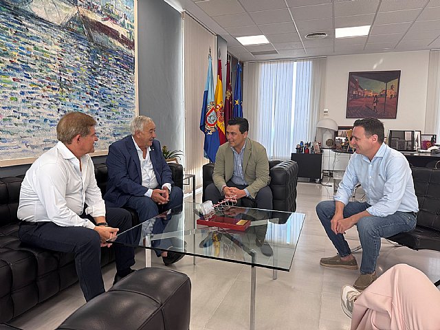 El alcalde recibe a Pepe 'El Montes', tras recibir la 'Insignia de oro' que le ha concedido Proexport
