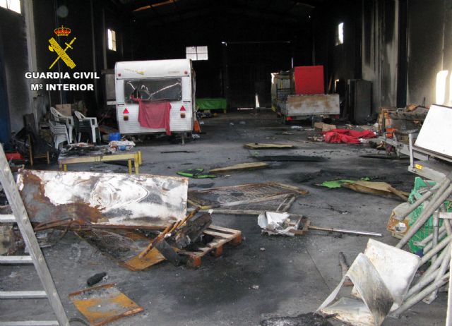 La Guardia Civil detiene a tres jóvenes por robo e incendio en una nave industrial de San Javier