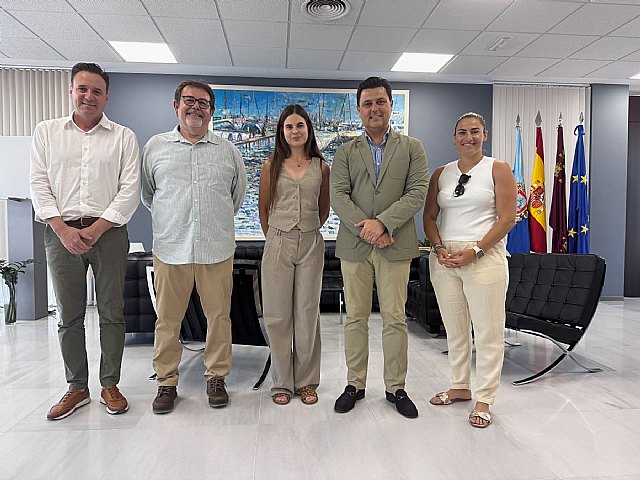 El alcalde recibe a la joven Marta Villaescusa, flamante campeona de España en Doma Clásica