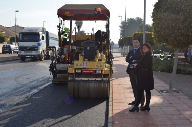 La avenida del Mirador, en Santiago de la Ribera, estrena asfalto