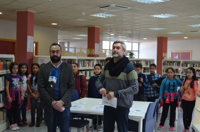 La biblioteca de San Javier echa imaginación al invierno con un propuestas innovadoras como la de “reservar un bibliotecario”