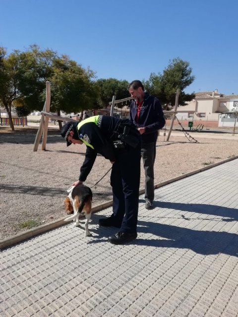 La Policía Local controla que las mascotas lleven el microchip en una campaña pública de concienciación