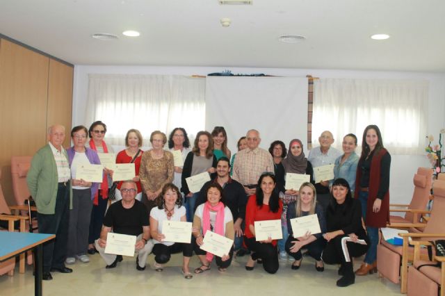 Veinticinco personas recogen sus diplomas del curso de cuidadores de personas dependientes