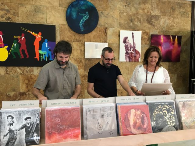 El vestíbulo del Ayuntamiento acoge una exposición de pintura colectiva dedicada al Jazz