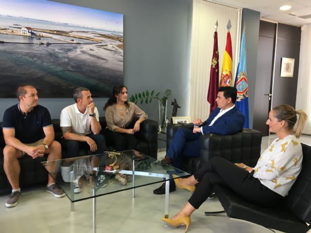 El alcalde recibe en el Ayuntamiento a la deportista de 16 años, Chole, seis veces campeona de España de Kick Boxing y una  vez campeona de España de Boxeo