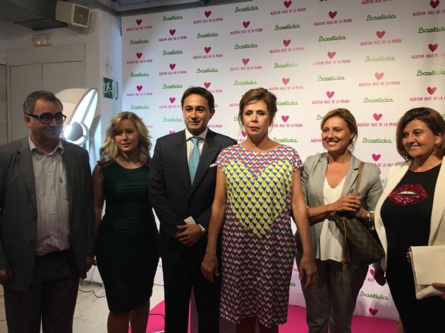 La diseñadora Ágatha Ruiz de la Prada asistió ayer en San Javier a la presentación de su línea de baño disponible en Bastida Interiorismo