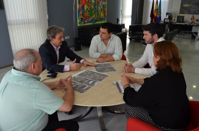 El alcalde aborda con el director general de Carreteras la mejora de las carreteras regionales en el municipio