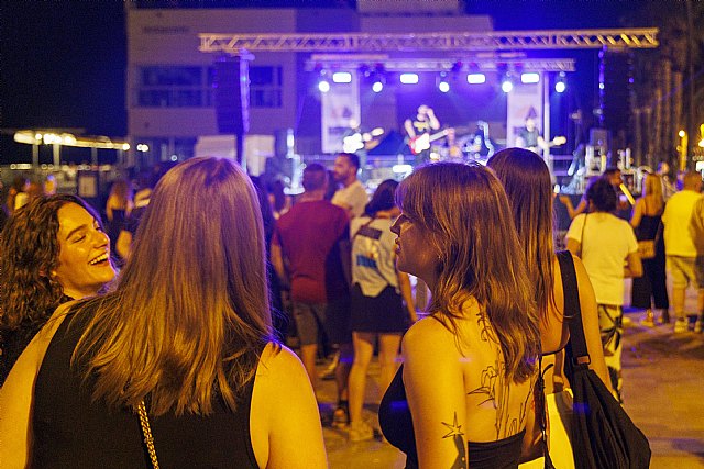 Unas 3.500 personas dan la bienvenida al verano en Santiago de la Ribera con un fin de semana de humor, música y actividades para toda la familia