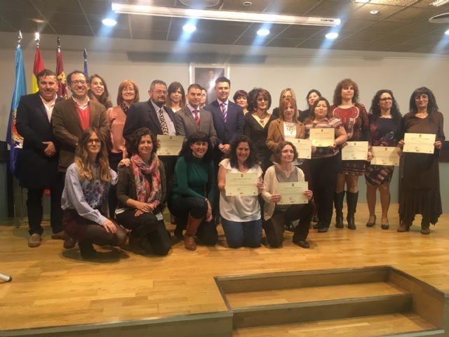 Los alumnos del Programa Mixto de Empleo y Formación  reciben su certificación profesional en atención a personas dependientes