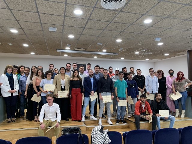 Un total de 24 jóvenes recogen sus diplomas de Socorrismo y Limpieza de espacios públicos, en San Javier