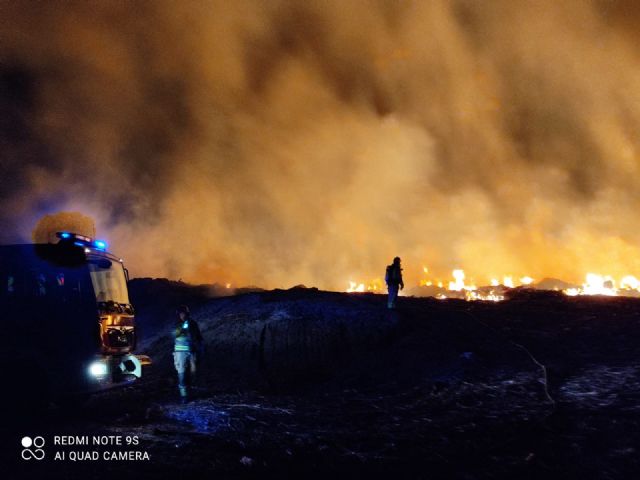 El incendio que se produjo la pasada noche junto al Centro de Residuos ha quedado controlado esta mañana