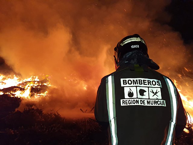 Incendio de restos vegetales en una planta de reciclado
