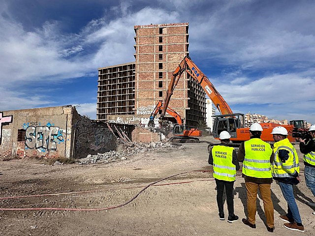 El edifico Lagoymar , en La Manga del Mar Menor, será historia en tres meses