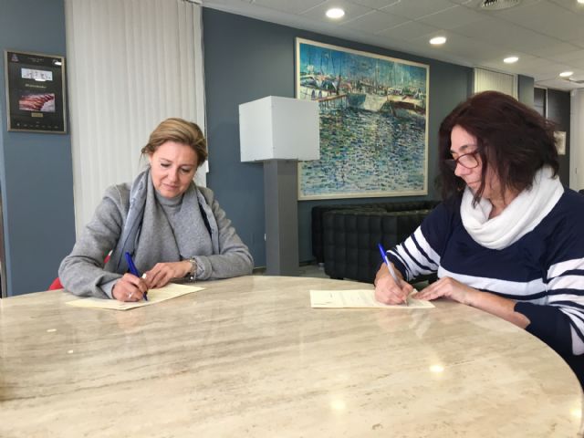 El Ayuntamiento firma un convenio con APANDA para abrir un punto de atención a niños con pérdidas auditivas en San Javier