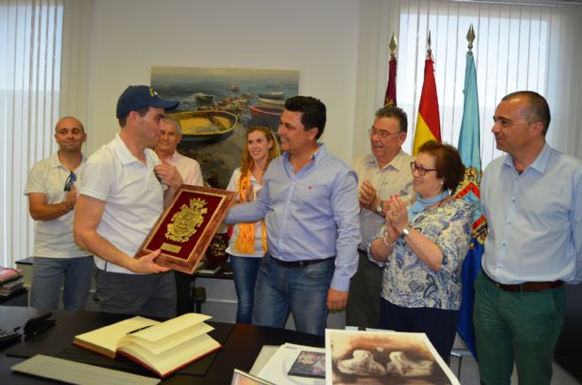 Caluroso recibimiento a Miguel Madrid a su llegada a San Javier tras coronar el techo del mundo en el Everest