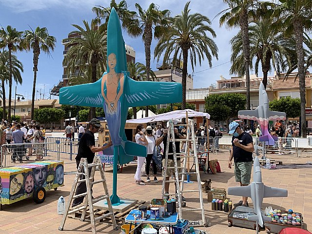 Arte urbano sobre los míticos aviones C-101 en el Festival de Arte Callejero Aeronáutico , FACA, de San Javier