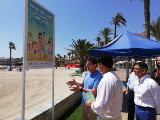 Salud reivindica en San Javier el valor medioambiental de la iniciativa ´Playas sin humo´
