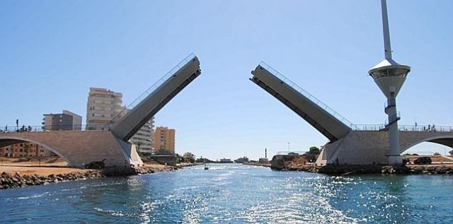 Mañana a primera hora está prevista la sustitución de la pieza averiada en el puente del Estacio que podría abrir a media mañana