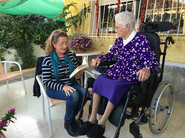 La biblioteca de San Javier gana un Premio especial de convivencia intergeneracional dotado con 6000 euros y otros 1700 en libros