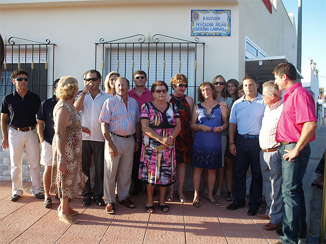 Alcaldesa y familia de Julián Izquierdo bajo la placa que da nombre a una calle del barrio del Carmen
