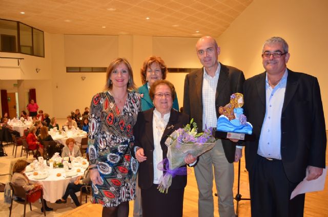 Dolores Villaescusa, de 91 años, recogió el Premio '8 M' de manos del Alcalde