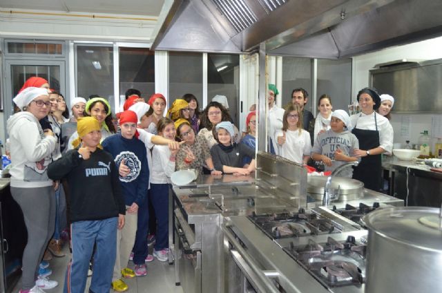 El proyecto 'Creciendo por dentro' metió a 25 jóvenes en la cocina