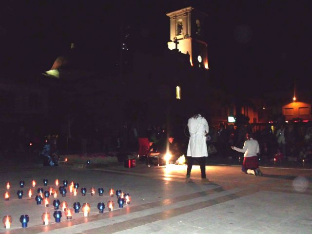 La plaza de España y la fachada de la iglesia apagaron sus luces sumándose a la Hora del Planeta