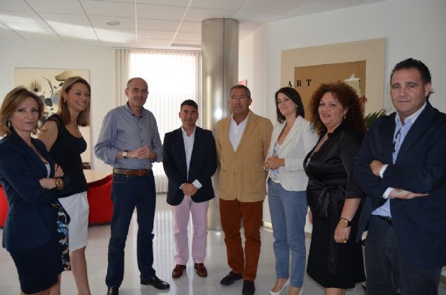 La directora del Instituto de Turismo, Mariola Martínez se reunió con los concejales de Turismo del Mar Menor, en San Javier