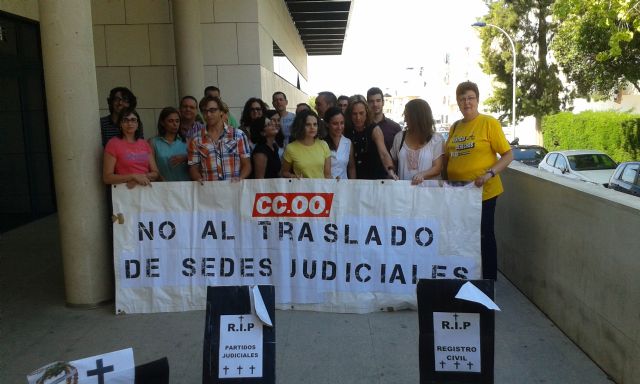 En la localidad de San Javier esta mañana se han manifestado los trabajadores de los Juzgados y el Registro Civil