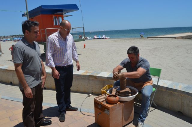 El Paseo marítimo de Santiago de la Ribera acoge una Muestra de Artesanía durante todo el Verano