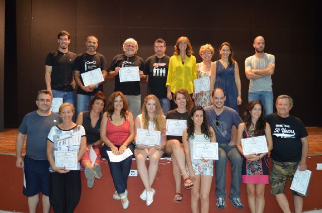 La directora general del Instituto de Industrias Culturales y la directora del Festival de Teatro entregaron los diplomas del curso sobre el trabajo del actor