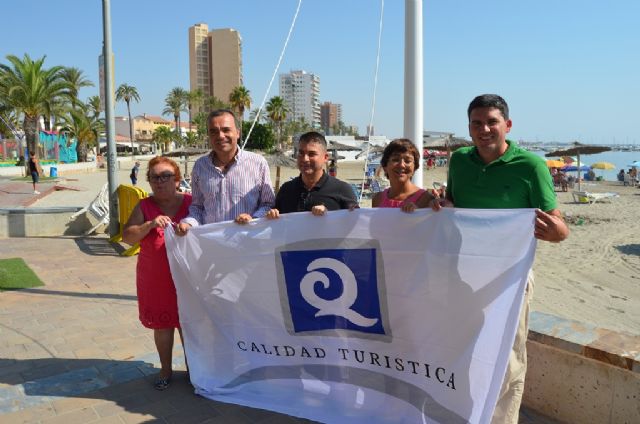Las tres nuevas banderas con la 'Q' de Calidad Turística ya ondean en las playas