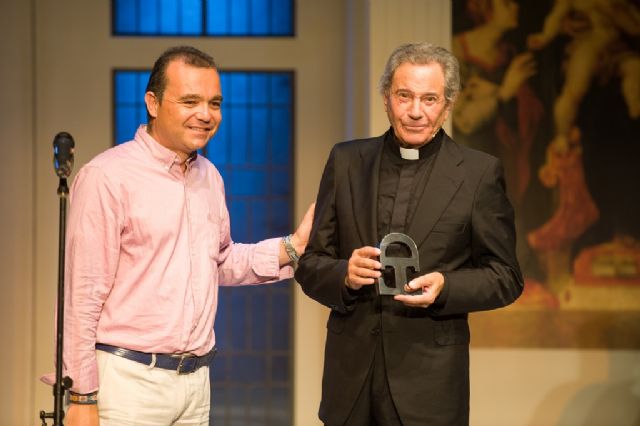 Arturo Fernández recibió anoche el Premio del Festival y una larga ovación del público en pie tras la puesta en escena de 'Enfrentados'