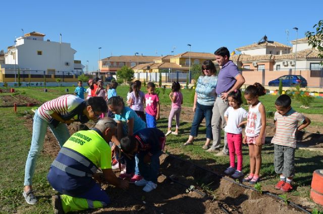El concejal de Agricultura y Medio Ambiente Antonio Luengo destaca el valor y el buen funcionamiento de los huertos escolares en el municipio