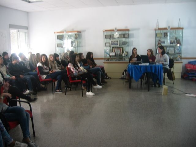 Estudiantes de Los Alcázares se interesan por el funcionamiento del Banco del Tiempo