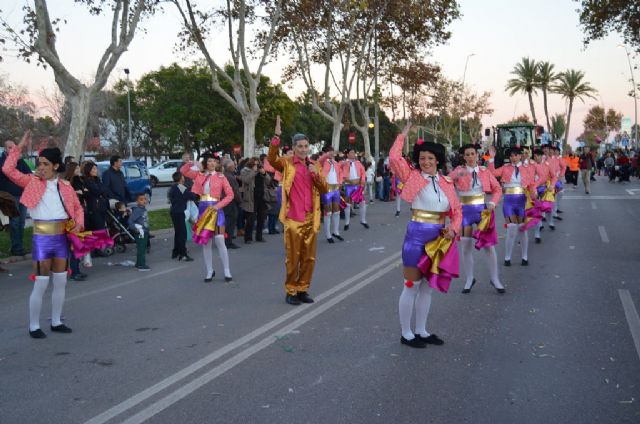 Un multitudinario desfile de carrozas ponía fin ayer a las fiestas patronales 2014