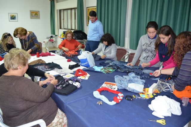 Un taller muestra cómo elaborar complementos con ropa reciclada