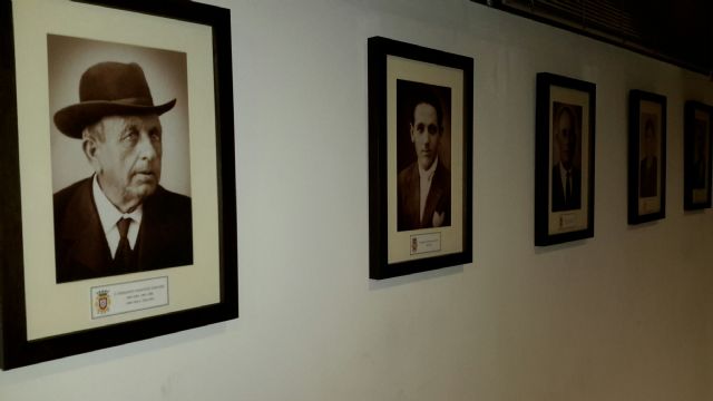 Las paredes del salón de plenos del Ayuntamiento de San Javier acogen desde ayer los retratos de los 30 alcaldes de los últimos 113 años